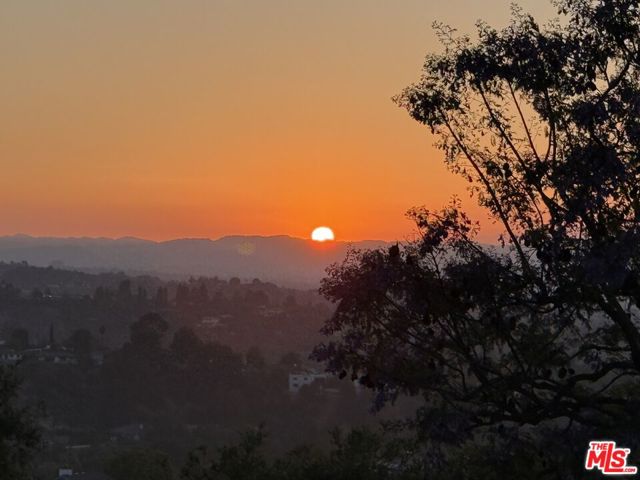 3396 Stone Ridge Lane, Los Angeles CA: https://media.crmls.org/mediaz/7ecfdd0a-ab16-4685-a99d-da692bfef124.jpg