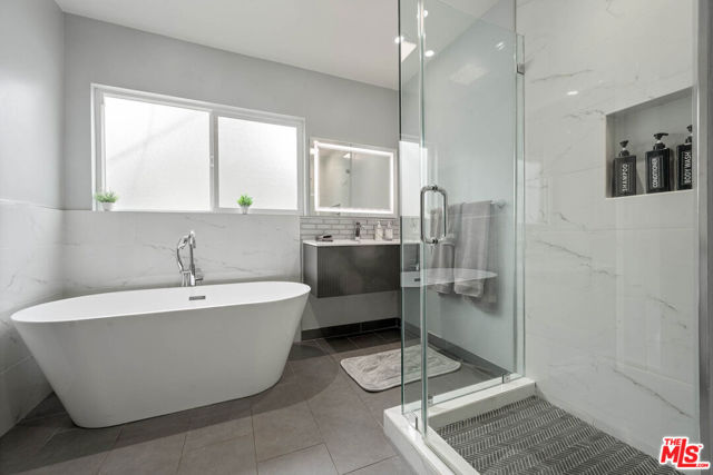 12423 Martha Street, Valley Village CA: https://media.crmls.org/mediaz/7ed23308-ac8f-4006-9cc1-6a24ab7e8f16.jpg