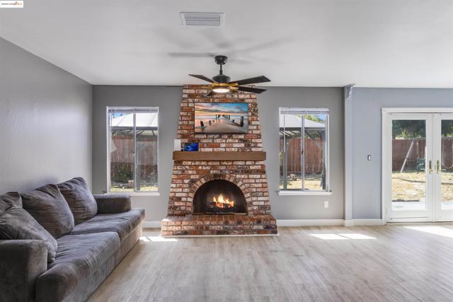 2158 Ackerman Dr, Pittsburg CA: https://media.crmls.org/mediaz/7ed28fad-e4c4-46ee-b0e9-f2a203b75c42.jpg