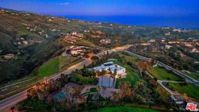 5601 Kanan Dume Road, Malibu CA: https://media.crmls.org/mediaz/7ed4d1d4-f17f-4bea-94d0-ab2403eb5dca.jpg