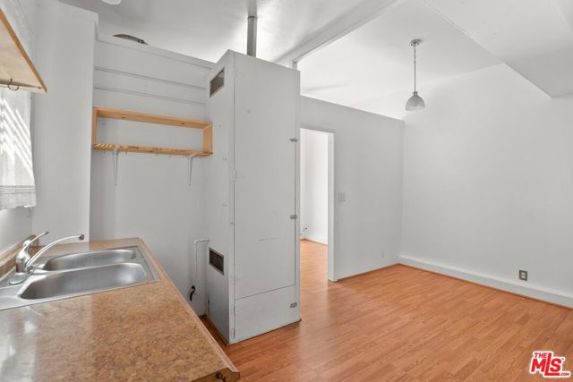 1925 19th Street, Santa Monica CA: https://media.crmls.org/mediaz/7ed4e4a6-1999-4aef-8310-0b8b6602a69c.jpg