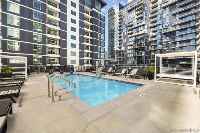 425 W Beech St, San Diego CA: https://media.crmls.org/mediaz/7ed52b63-8e6d-4332-bd9a-7588419da99c.jpg