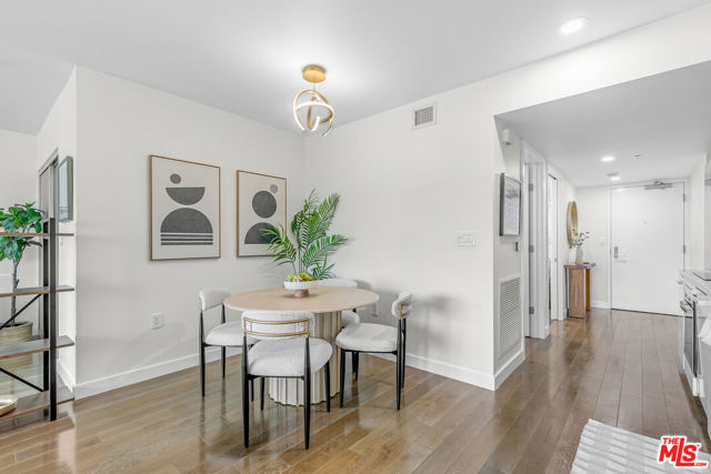 901 S Flower Street, Los Angeles CA: https://media.crmls.org/mediaz/7ed5865f-3d2e-42b6-b8e2-77dcec0f7910.jpg