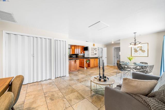 3819 California Way, Livermore CA: https://media.crmls.org/mediaz/7ed5e390-f90c-407e-9ebd-489431089987.jpg