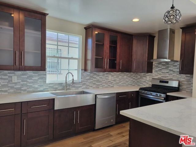 1216 S Lucerne Boulevard, Los Angeles CA: https://media.crmls.org/mediaz/7ed6711a-15ee-4955-962e-afd255585e53.jpg