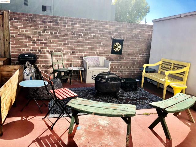 986 Kains Ave, Albany CA: https://media.crmls.org/mediaz/7ed713dc-1fe5-4755-9a18-2f34871f622b.jpg