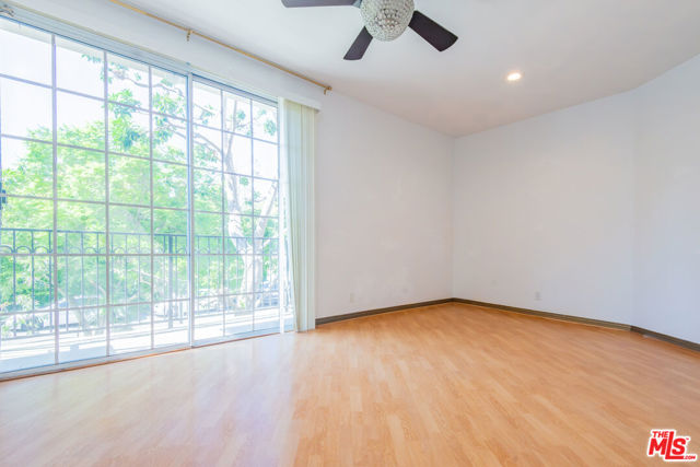 458 N Oakhurst, Beverly Hills CA: https://media.crmls.org/mediaz/7ed7a0b7-671e-49e5-9f82-b5f4b5425536.jpg