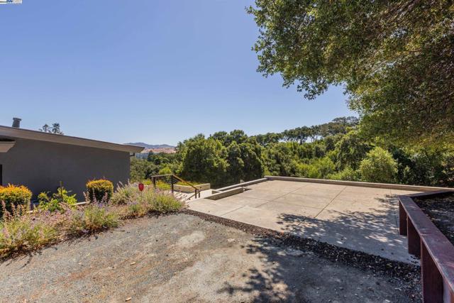 5 Sky Terrace, Danville CA: https://media.crmls.org/mediaz/7ed7d51b-0e1a-4433-9a93-47a641a93f74.jpg
