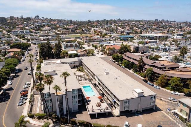 1021 Scott St, San Diego CA: https://media.crmls.org/mediaz/7ed7d7d6-6204-4c5a-a350-4173d81cd72f.jpg