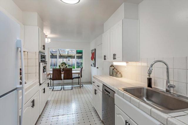 938 Round Hill Road, Redwood City CA: https://media.crmls.org/mediaz/7ed8ef10-9def-4c74-90ee-2141f62c417c.jpg