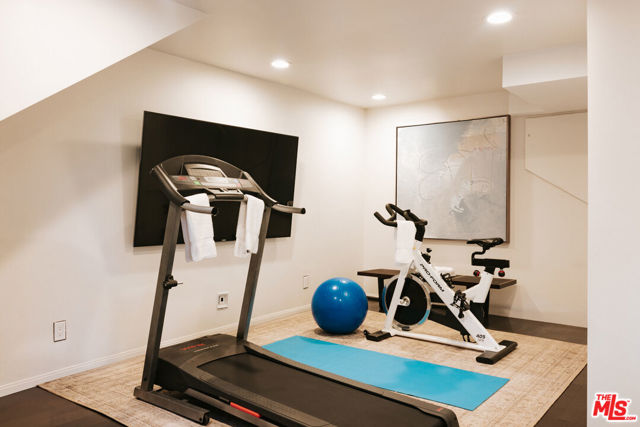 2942 Passmore Drive, Los Angeles CA: https://media.crmls.org/mediaz/7ed96d4a-7b9f-46fc-87f9-54de28f6491a.jpg