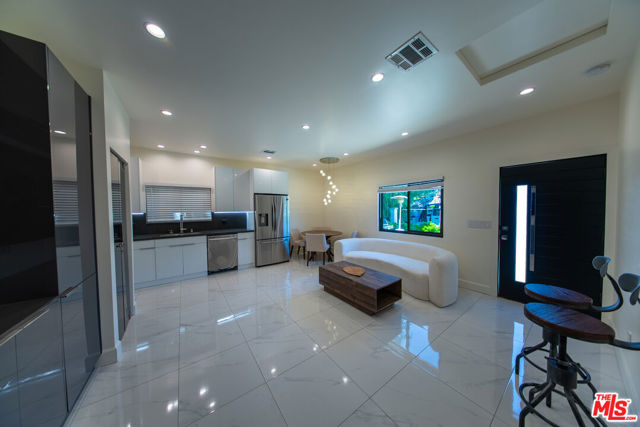 5346 Buffalo Avenue, Sherman Oaks CA: https://media.crmls.org/mediaz/7ed9aa39-f0b0-41a4-a30d-ba4826cd75fd.jpg