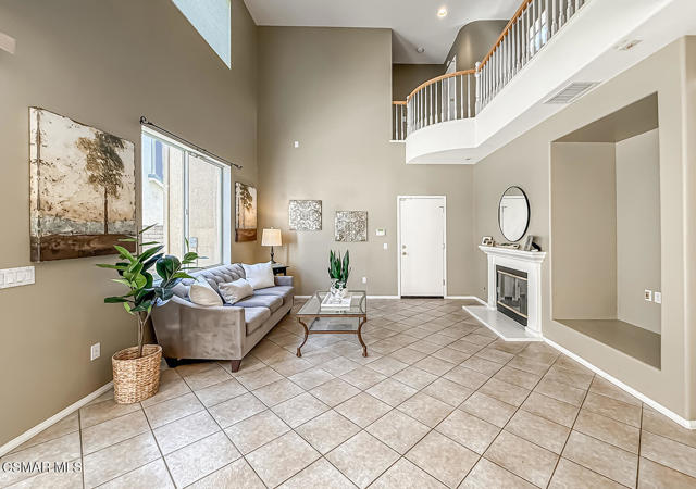2511 Aurora Lane, Simi Valley CA: https://media.crmls.org/mediaz/7eda407e-03d7-4230-b2a4-2efb89f02593.jpg