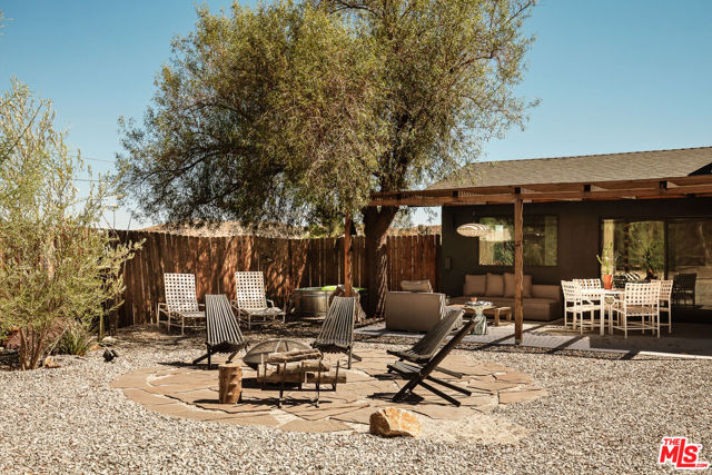 11051 Pinon Avenue, Morongo Valley CA: https://media.crmls.org/mediaz/7edad05e-bd02-4db8-8505-03de6a5a3113.jpg