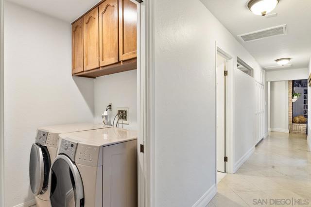1059 Hymettus Ave, Encinitas CA: https://media.crmls.org/mediaz/7edba0ca-7bb7-4ba1-8615-d08c63d19ab9.jpg