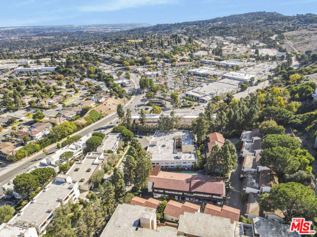 5644 Ravenspur Drive, Rancho Palos Verdes CA: https://media.crmls.org/mediaz/7edc47cc-ea30-4962-89a4-eb9332f9b937.jpg