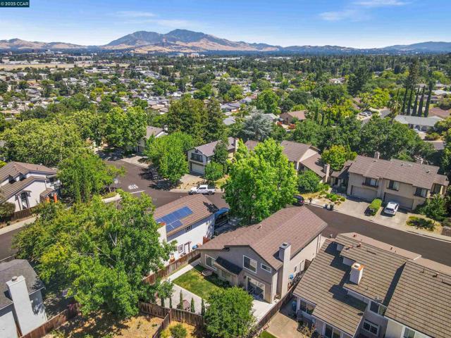 2329 Sweetwater Dr, Martinez CA: https://media.crmls.org/mediaz/7edc4d99-5855-4308-bd59-3af83c4af592.jpg