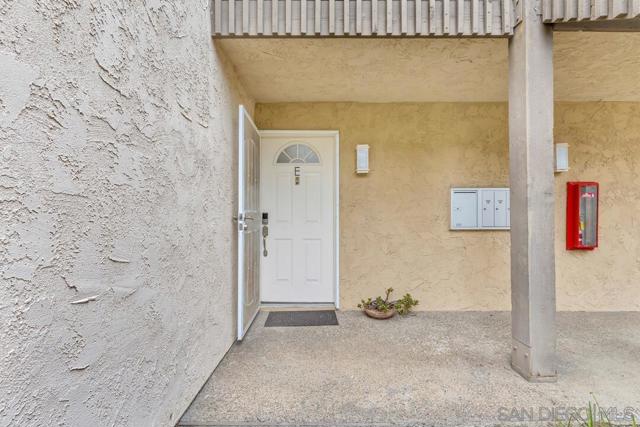 8640 Via Mallorca, La Jolla CA: https://media.crmls.org/mediaz/7edcc837-eece-4c63-9ff0-fd87b742d9e1.jpg