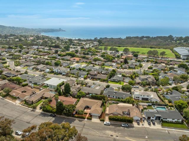 8874 La Jolla Scenic Dr N, La Jolla CA: https://media.crmls.org/mediaz/7eddbc5b-f197-4142-be04-ae2c65f8808e.jpg