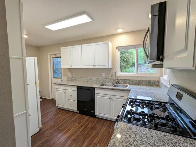 Detail Gallery Image 6 of 15 For 4536 Beverly Glen Dr, Oceanside,  CA 92056 - 2 Beds | 1 Baths