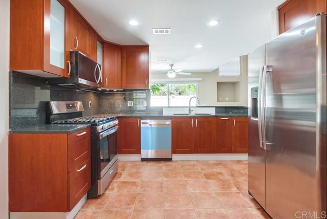 4620 Los Alamos Way, Oceanside CA: https://media.crmls.org/mediaz/7edf6bad-66f9-498e-89b8-e14ee825090c.jpg