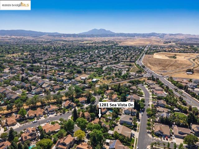 1281 Sea Vista Dr, Brentwood CA: https://media.crmls.org/mediaz/7ee0c825-df0d-4c6b-8e39-f932f7ad2ad3.jpg