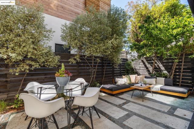 2010 9th St, Berkeley CA: https://media.crmls.org/mediaz/7ee0c909-3323-44ed-9799-482953a83ca7.jpg