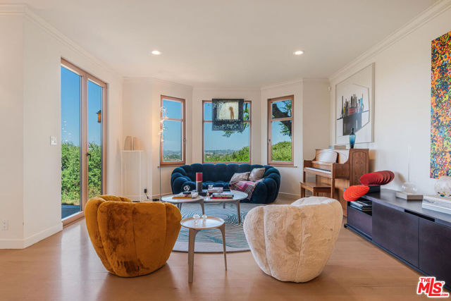 2232 Stradella Road, Los Angeles CA: https://media.crmls.org/mediaz/7ee1795e-5217-40f8-9210-0b6295871fd8.jpg