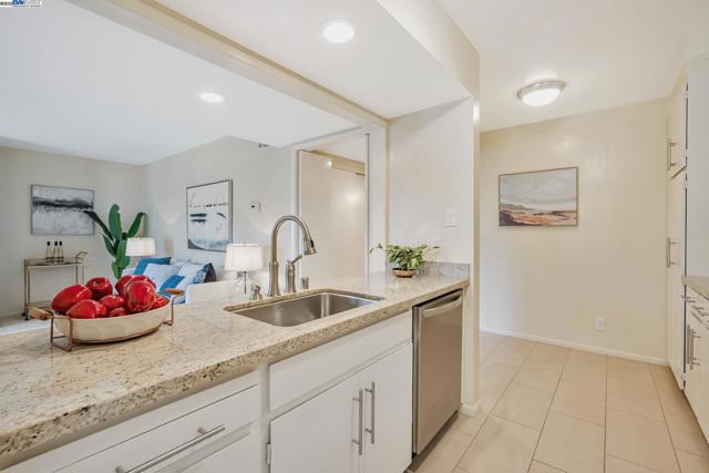 675 Sharon Park Dr, Menlo Park CA: https://media.crmls.org/mediaz/7ee1a644-d975-4bcc-99ab-18e0ac9cc33e.jpg