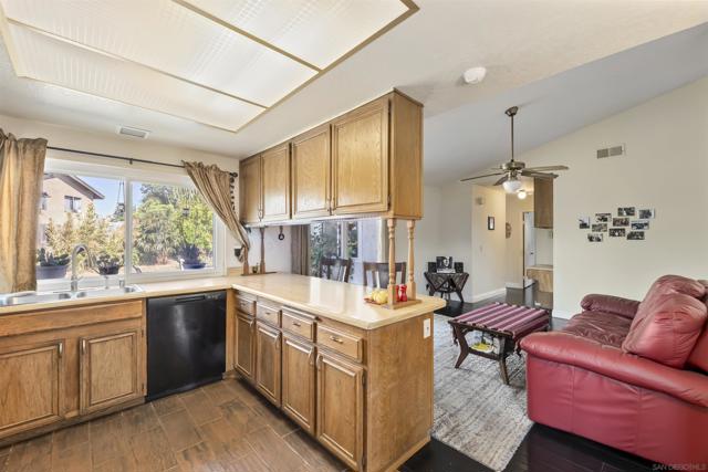 1247 Armstrong Cir, Escondido CA: https://media.crmls.org/mediaz/7ee1c4fe-6fb7-49c6-81ed-de44697803f7.jpg