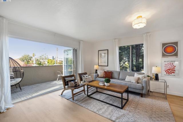 2106 Otis Dr, Alameda CA: https://media.crmls.org/mediaz/7ee237c2-93f8-4c2b-8427-d5a9106d4a4e.jpg