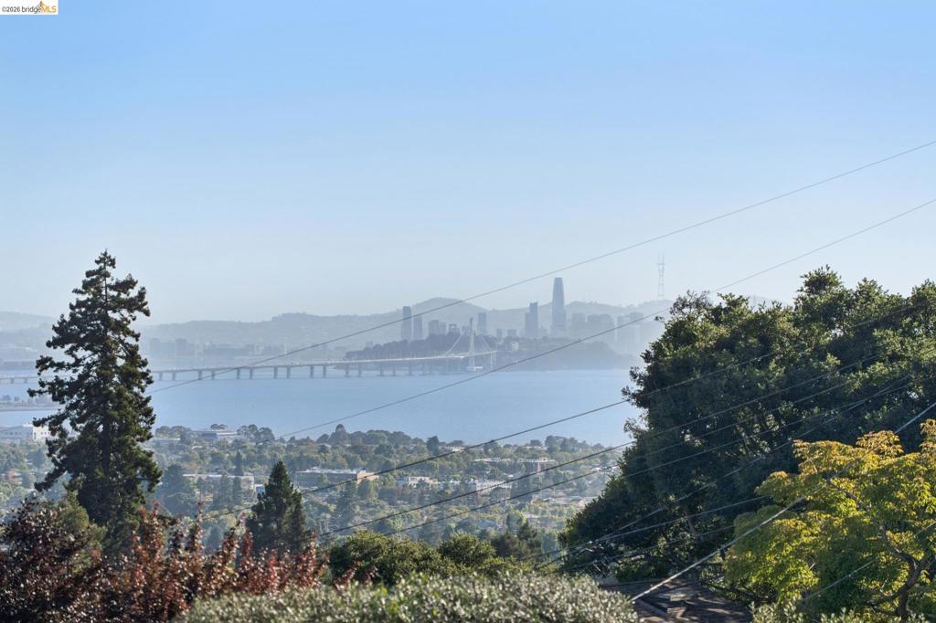 https://media.crmls.org/mediaz/7ee31b38-a2f0-4dc9-8439-44c85582555c.jpg?preset=X-Large