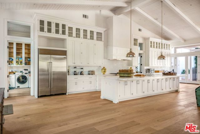 9669 Oak Pass Road, Beverly Hills CA: https://media.crmls.org/mediaz/7ee36fdf-7b40-40c1-bd42-8d479800e885.jpg