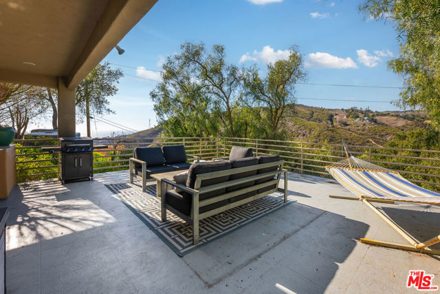 4350 Hillview Drive, Malibu CA: https://media.crmls.org/mediaz/7ee38bd0-2873-4852-a58c-e6223ef87036.jpg
