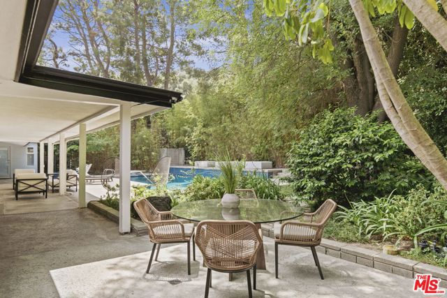 8630 Allenwood Road, Los Angeles CA: https://media.crmls.org/mediaz/7ee4eeba-4aaa-48af-a107-987374afde3c.jpg