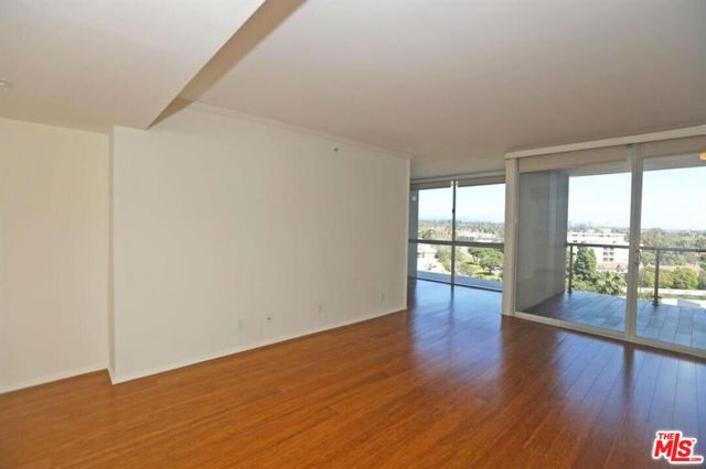 201 Ocean Avenue, Santa Monica CA: https://media.crmls.org/mediaz/7ee5cb38-44df-49a9-8464-1ec5aa02c738.jpg
