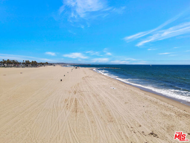 25 Brooks Avenue, Venice CA: https://media.crmls.org/mediaz/7ee6ef90-cd2f-406c-8a1e-5d30edd907e9.jpg