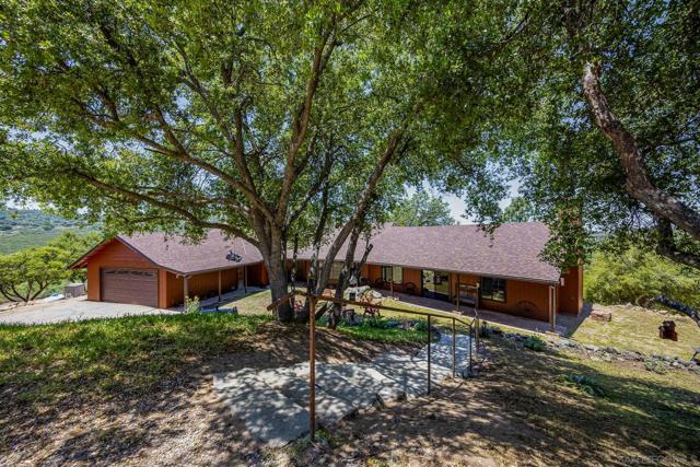 10649 Boulder Creek Rd, Descanso CA: https://media.crmls.org/mediaz/7ee7905d-fdd3-4291-9eef-09532069160c.jpg