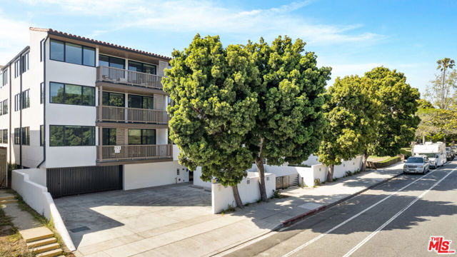 153 San Vicente Boulevard, Santa Monica CA: https://media.crmls.org/mediaz/7ee96a63-82dc-4882-b266-2c37e80ac259.jpg