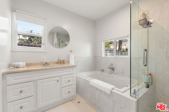 311 N Doheny Drive, Beverly Hills CA: https://media.crmls.org/mediaz/7ee9c82c-a331-4844-a942-8343998249e4.jpg