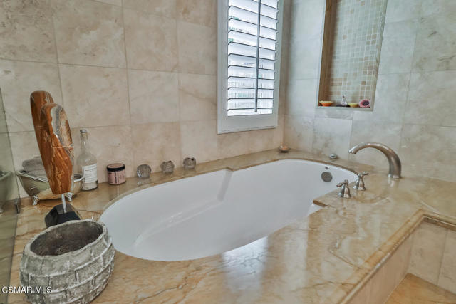 963 Corte Augusta, Camarillo CA: https://media.crmls.org/mediaz/7eea1e23-d5a1-4f3d-af0f-3378d744e9fe.jpg