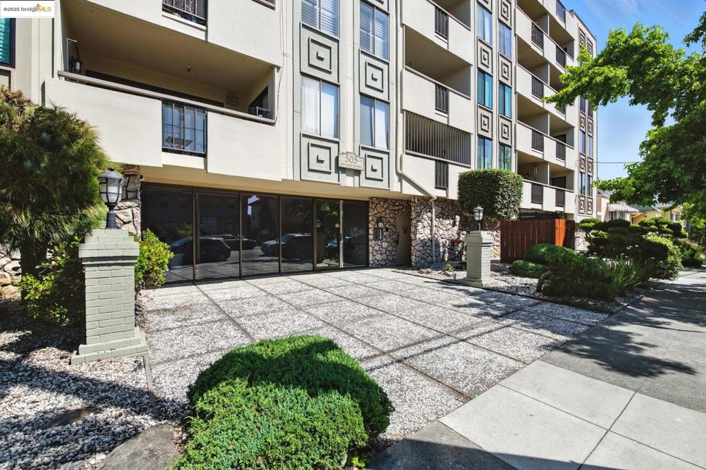303 Adams St #207