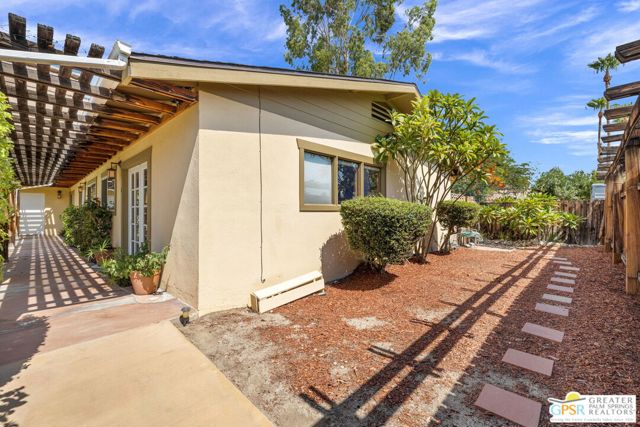 587 S Calle Ajo, Palm Springs CA: https://media.crmls.org/mediaz/7eeb596a-50b8-4e78-8c88-80b29d2b13af.jpg