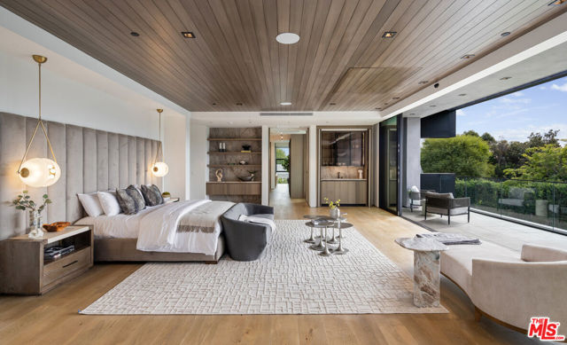 615 N Faring Road, Los Angeles CA: https://media.crmls.org/mediaz/7eeb9a03-4779-43ce-97d4-2dce3aba57f2.jpg