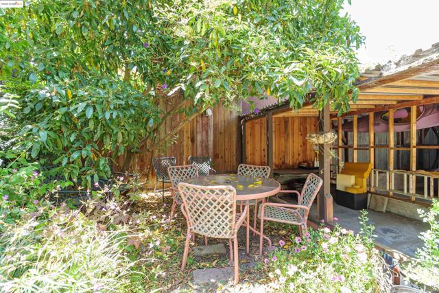 318 Washington Avenue, Richmond CA: https://media.crmls.org/mediaz/7eec9d3a-2288-4891-9afe-dbf57bb11573.jpg