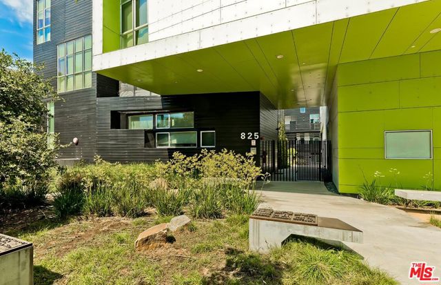 825 N Kings Road, West Hollywood CA: https://media.crmls.org/mediaz/7eeca0c6-60cf-4dfe-9d9e-b0515052c54b.jpg