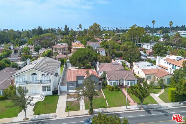 928 26th Street, Santa Monica CA: https://media.crmls.org/mediaz/7eecbcee-a747-47a2-b3db-e2dae2fe2b79.jpg