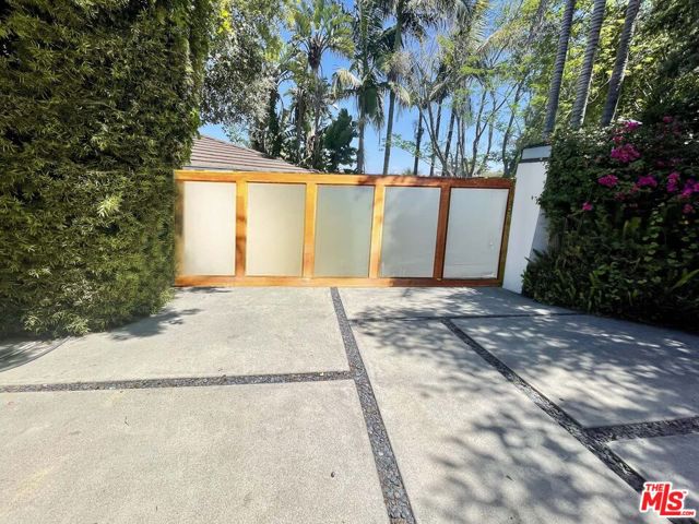 1000 Stradella Road, Los Angeles CA: https://media.crmls.org/mediaz/7eed4c4d-5a6f-401f-8f1c-3abba347ea93.jpg