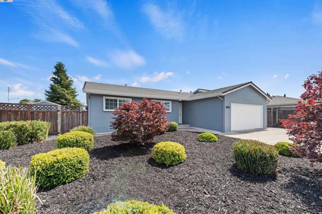 5953 Running Hills Ave, Livermore CA: https://media.crmls.org/mediaz/7eeedeec-0943-447b-ab69-c8e5b19fc26a.jpg