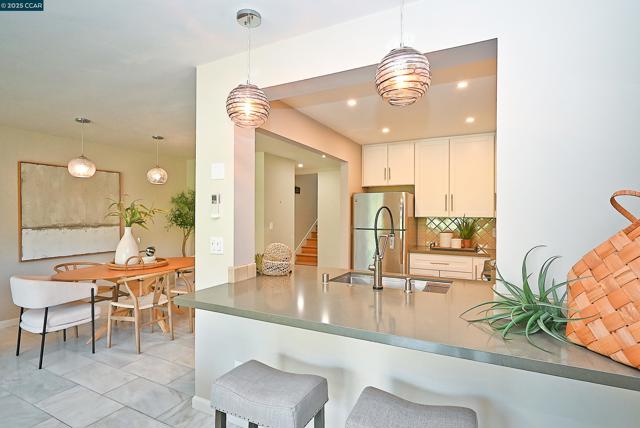 3434 Tice Creek Dr, Walnut Creek CA: https://media.crmls.org/mediaz/7eeef5cb-fef6-427b-9d25-65310607cbad.jpg